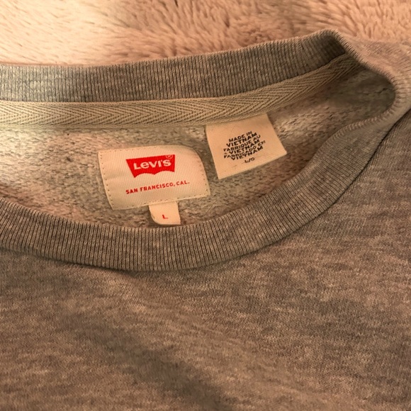 This Levi's crewneck is very thick and warm I've only worn a few times but love! - Picture 2 of 4